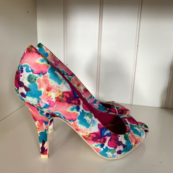 Christian Siriano Watercolor Floral Peep Toe Heels - Picture 3 of 6